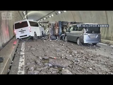 高速道路でダンプカー横転　5台絡む事故　走行車線を大量の土砂が埋め尽くす　岐阜【スーパーJチャンネル】(2026年1月… サムネイル