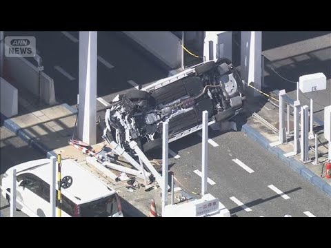 伊勢湾岸道の料金所に車が突っ込み横転　運転手は命に別状なし　(2026年3月14日) サムネイル