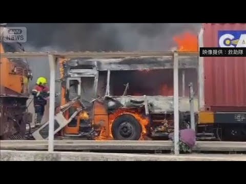 踏切内でバスと列車が衝突・炎上　8人死亡 30人超けが　タイ・バンコク(2026年5月16日) サムネイル