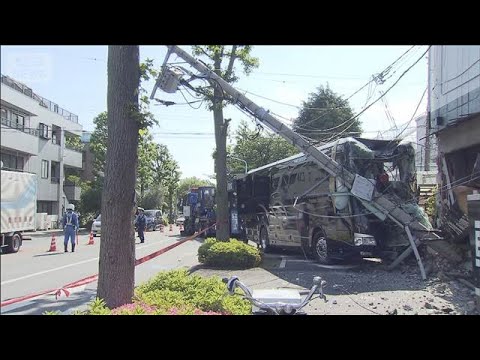 観光バスが歩道に突っ込む　電柱倒れ停電も　運転手けが　東京・江戸川区(2026年5月14日) サムネイル