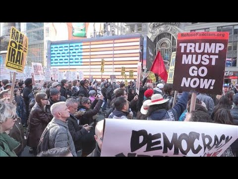 イラン攻撃　タイムズスクエアで大規模デモ 「アメリカ人は望んでいない」(2026年3月1日)