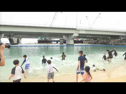 沖縄で一足早い海開き　子どもたちが元気に初泳ぎ　那覇市(2026年4月5日) サムネイル