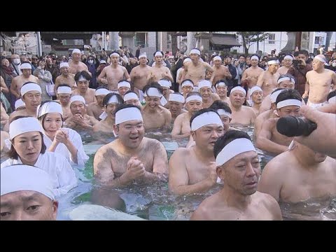 新春の風物詩「寒中禊」今年1年の無病息災を願う ふんどしや白装束で冷水に(2026年1月12日) サムネイル