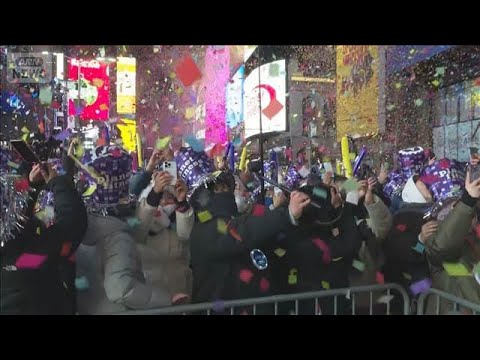 NYでも年越し　タイムズスクエアに大歓声　約1トンの紙吹雪が舞い新年祝う(2026年1月1日) サムネイル