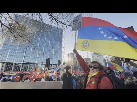 「ベネズエラに干渉するな」ロンドンの米大使館前でマドゥロ大統領拘束などに抗議(2026年1月4日) サムネイル