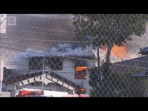 2階建ての住宅から激しい炎と煙　大分市　(2026年1月2日) サムネイル