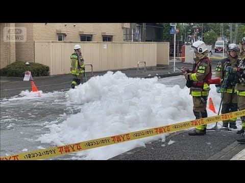スーパーの駐車場から消火用の泡が流れ道路封鎖　消火設備に車が衝突し誤作動　横浜市(2026年6月7日)