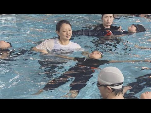 五輪金メダリスト「着衣泳」教室 着衣でも「力抜くと浮きやすい」(2026年7月19日)
