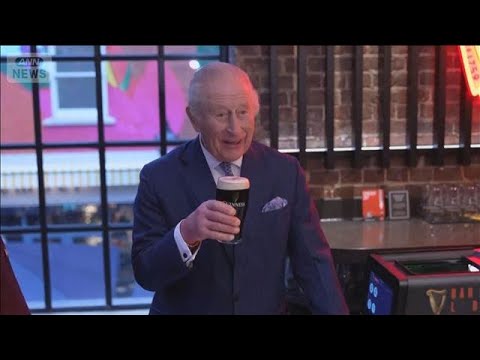 英チャールズ国王　ギネスビールで乾杯　新醸造所を訪問　ビール注ぎにも挑戦(2025年12月19日) サムネイル