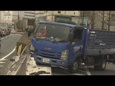 東京・港区でごみ収集車が中央分離帯に突っ込む　乗用車と接触する事故【スーパーJチャンネル】(2026年2月16日) サムネイル