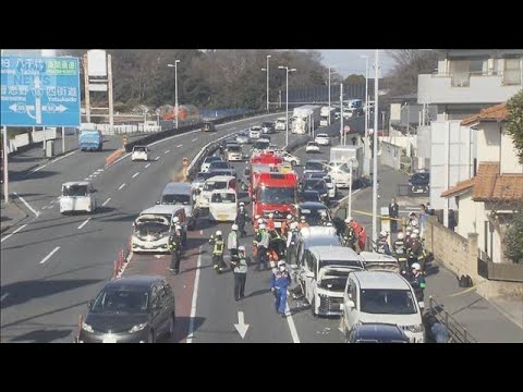 千葉・稲毛区で車9台絡む事故　意識不明の男性含む6人搬送(2025年12月29日) サムネイル