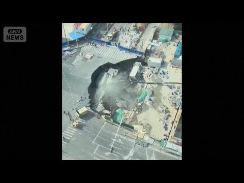 巨大な穴に建物が…中国・上海で道路陥没　付近で地下鉄の掘削工事(2026年2月13日)