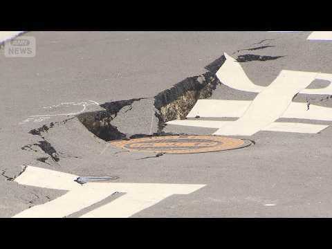 【現場最新映像】横浜駅近くで道路陥没　周辺は交通規制、避難呼びかけも　工事現場の土留めが原因か【午前11時すぎ】(20… サムネイル