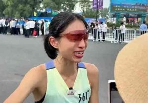 マラソン大会で優勝して「涙の訴え」で炎上した女性看護師、謝罪するも中国ネットの反応は冷やか｜ニフティニュース