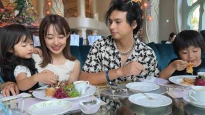 川崎希夫妻、アレクサンダーの子育て動画にほっこり 次女の出生前診断で陽性を“装い”大バッシング｜ニフティニュース